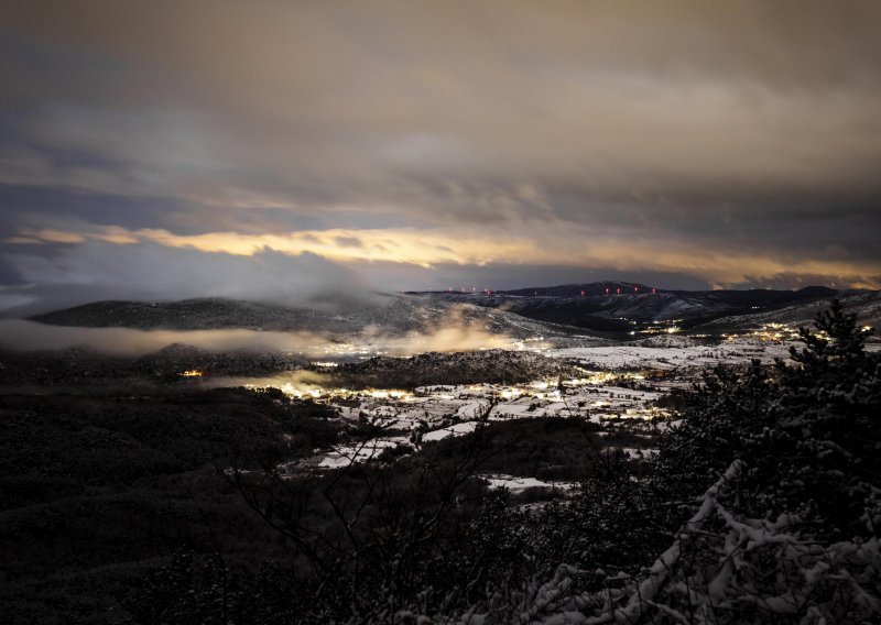 U Dalmatinskoj zagori temperature niže za desetak stupnjeva, padao snijeg