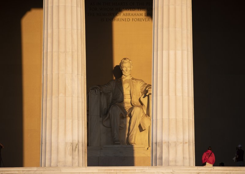 Nesnosne vrućine u Americi; rastalila se voštana glava replike kipa Abrahama Lincolna