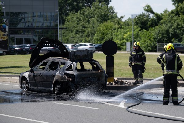 Automobil planuo na Slavonskoj aveniji, izbio veliki požar