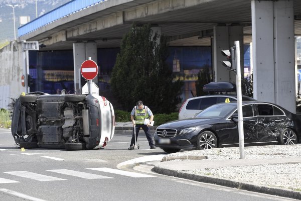 U sudaru u Splitu auto završio na boku, policija traži svjedoke