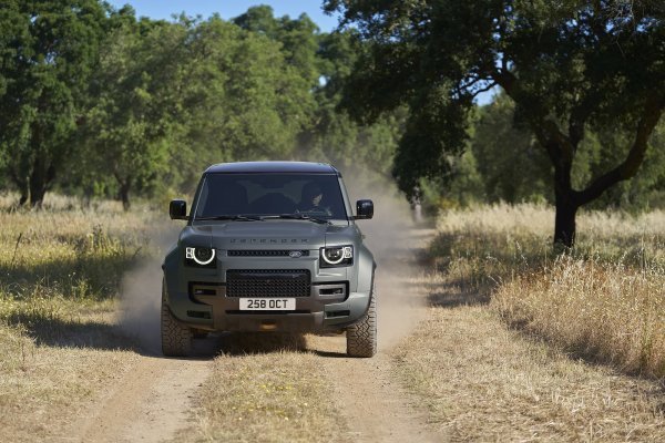 Land Rover Defender OCTA (Faroe Green zelena boja)