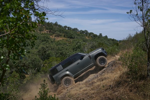 Land Rover Defender OCTA (Faroe Green zelena boja)