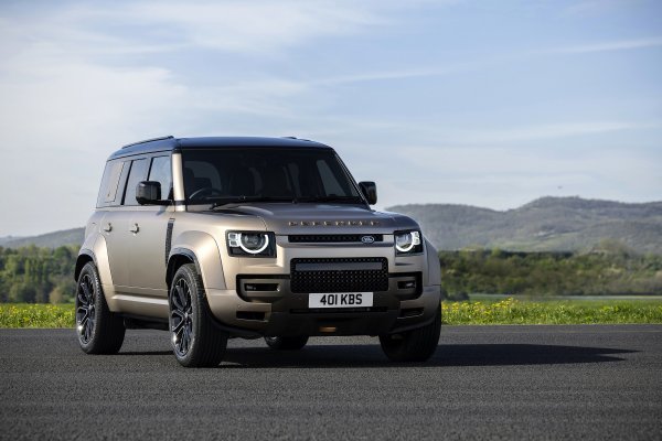 Land Rover Defender OCTA (Petra Copper brončana boja)