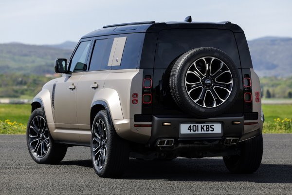 Land Rover Defender OCTA (Petra Copper brončana boja)