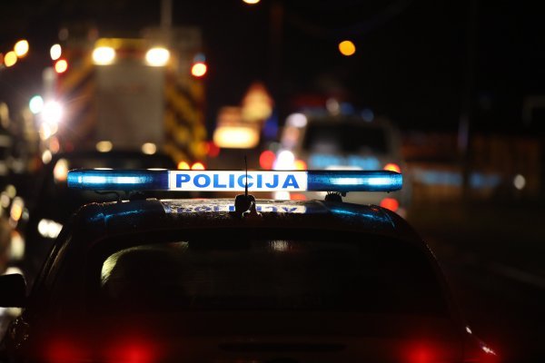 Motociklist namjerno udario u policajca pa pobjegao s mjesta događaja