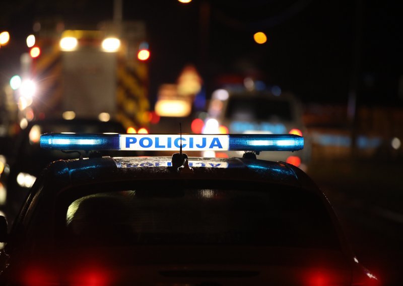 Motociklist namjerno udario u policajca pa pobjegao s mjesta događaja