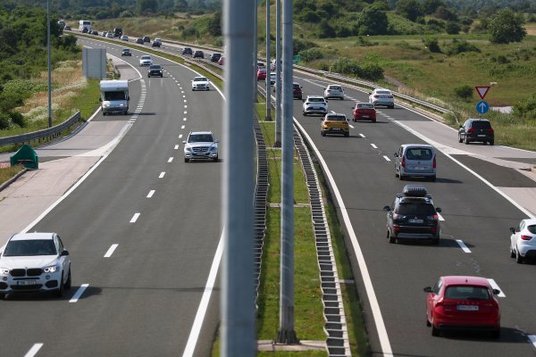 Muškarac pokušao pretrčati autocestu, udario ga auto, a potom pregazio kamion