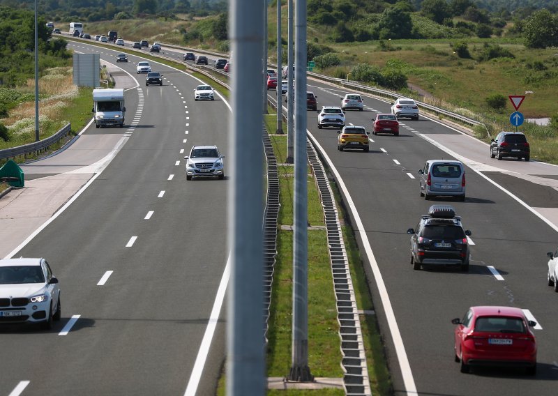 Muškarac pokušao pretrčati autocestu, udario ga auto, a potom pregazio kamion