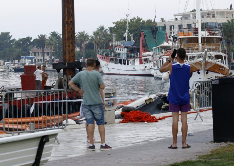 Kreće izvlačenje izgorjele jahte u Makarskoj, evo koliko dugo će trajati