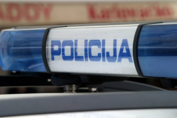 Pijani muškarci nasrnuli na policajce, morali se braniti sprejevima