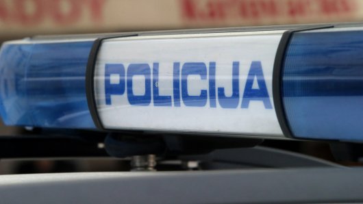 Pijani muškarci nasrnuli na policajce, morali se braniti sprejevima